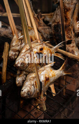 Kambodscha, Phnom Penh, Oudong, Lebensmittelmarkt, gegrillten Fluss Fisch in Bambus zur Veräußerung gehalten zu essen Stockfoto