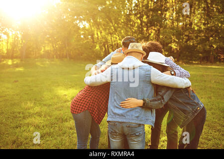 Eine Gruppe von Freunden steht ein Picknick im Park. Stockfoto