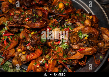 Kambodscha, Phnom Penh, Oudong, Lebensmittelmarkt, Bush Fleisch, kleine Vögel gekocht mit Frühlingszwiebeln und Chilis zum Verkauf zu essen Stockfoto