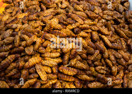 Kambodscha, Phnom Penh, Oudong, Lebensmittelmarkt, Seidenraupen für Verkauf zu Essen gekocht Stockfoto