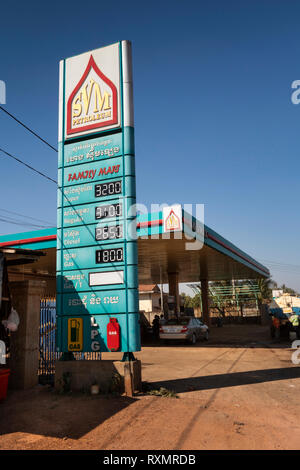 Kambodscha, Tboung Khmum Provinz, krong Suong, KVM Petroleum, der Bahnhofsvorplatz und Zeichen Stockfoto