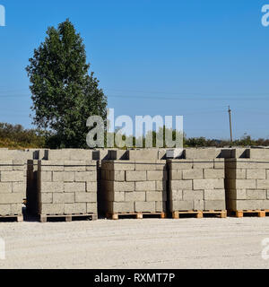 Betonblöcken, die in den Buchten liegen. Lagerung Betonklotz. Stockfoto