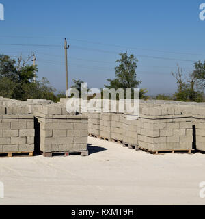 Betonblöcken, die in den Buchten liegen. Lagerung Betonklotz. Stockfoto