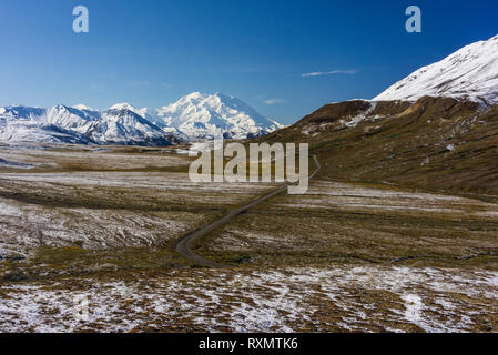 Eine Straße in Richtung Denali, Denali National Park, Alaska, USA führenden Stockfoto