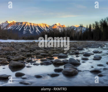 Ein winter Sonnenaufgang auf der Elk River Richtung Mount Fernie und die Drei Schwestern, Fernie, BC, Kanada Stockfoto