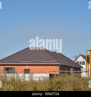 Freistehendes Haus mit einem Dach aus Stahlblech. Dach Blech. Moderne Arten von Dachbaustoffen. Stockfoto