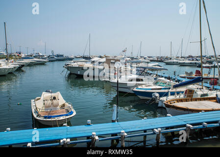 Neapel, Italien - August 09, 2015: Am Ufer des Sees in Neapel. Viele Boote am Ufer und Laufsteg. Stockfoto