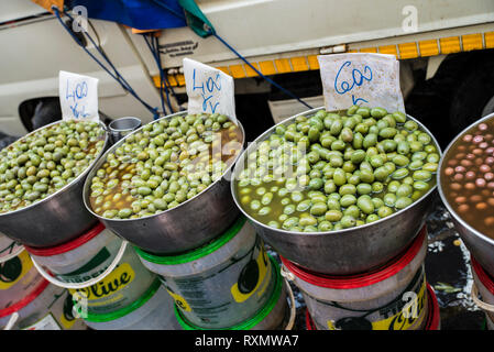 Neapel, Italien - 15. August 2015: Einblick auf dem Fischmarkt von Neapel. Viele Arten von verschiedenen, marinierte Oliven werden in Fässern. Stockfoto