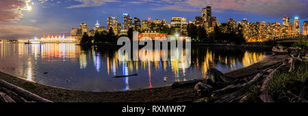 Der Vollmond über der Skyline von Vancouver, Coal Harbour, Vancouver, British Columbia, Kanada Stockfoto