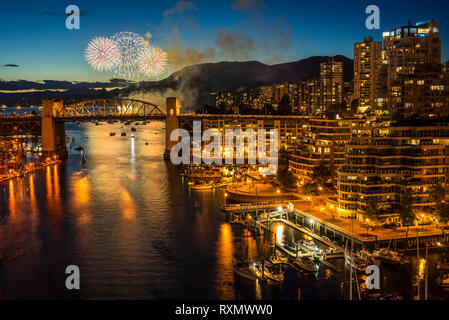 Feier des Lichtes Feuerwerk in English Bay, wie die Granville Street Bridge, Vancouver, British Columbia, Kanada gesehen Stockfoto