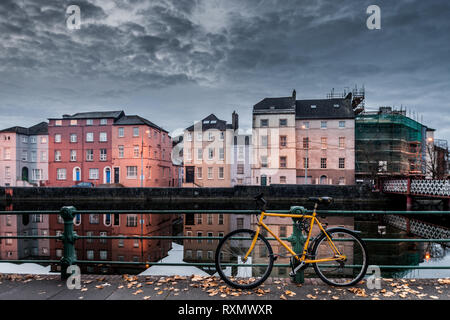 Die Stadt Cork, Cork, Irland. 03. November 2016. Fahrrad angekettet an einem Geländer in der Nähe von St Vincent's Brücke auf der North Mall in Cork, Irland. Stockfoto