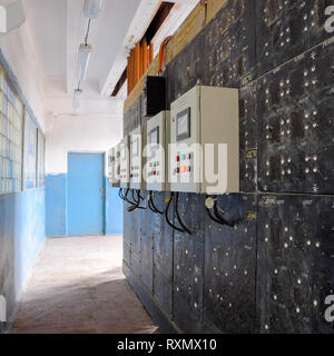 Elektrische Schalttafel Pumpstation. Steuergeräte und elektrische Ausrüstung von Pumpen. Stockfoto