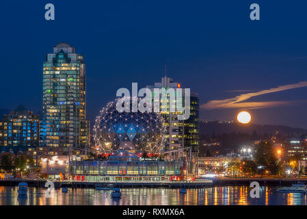 Die Harvest Moon steigt Neben der Wissenschaft Welt, False Creek, Vancouver, British Columbia, Kanada Stockfoto