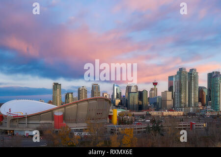 Sonnenaufgang über dem Saddledome, Calgary, Alberta, Kanada Stockfoto