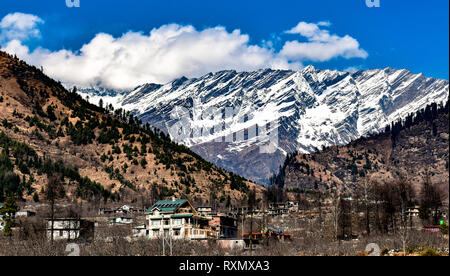 Schneebedeckten Himalaya Gebirge mit blauem Himmel und weißen Wolken Cumulus in Manali, Himachal Pradesh, Indien. Ein perfektes Reiseziel im Sommer. Stockfoto