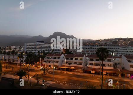 Abendlicher Blick der Stadt Adeje auf der Insel Teneriffa Stockfoto