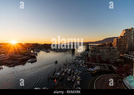 Die Sonne über False Creek und Burrard Street Bridge, Vancouver, British Columbia, Kanada Stockfoto