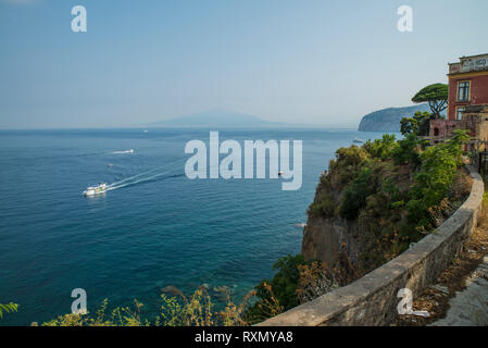 Neapel, Sorrent, Italien - 10 August, 2015: Blick auf die Stadt Sorrent. Ein Blick von der Küste auf das Meer und den Vesuv im Hintergrund. Stockfoto