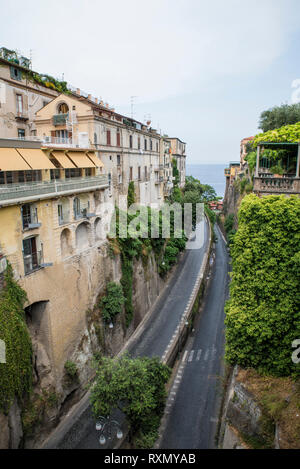 Neapel, Sorrent, Italien - 10 August, 2015: Blick auf die Stadt Sorrent. Ein Blick von Oben auf die Straße der Stadt. Stockfoto