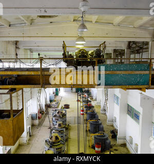 Lastenaufzug in der Pumpstation. Rahmen, Antrieb und Aufzug Kontrolle stand. Motoren von Wasserpumpen auf einer Wasserpumpstation. Stockfoto