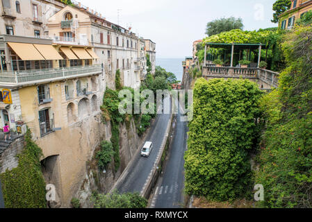 Neapel, Sorrent, Italien - 10 August, 2015: Blick auf die Stadt Sorrent. Ein Blick von Oben auf die Straße der Stadt. Stockfoto