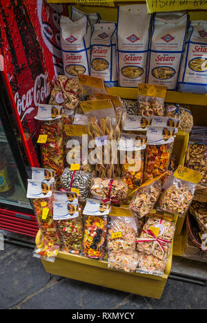 Neapel, Sorrent, Italien - 10 August, 2015: Blick auf die Stadt Sorrent. Verschiedene, farbige Pasta in das Sortiment in den Straßen von Sorrento. Stockfoto