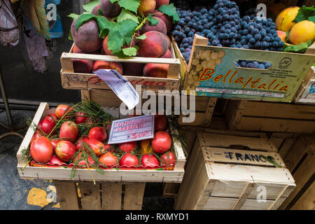 Neapel, Sorrent, Italien - 10 August, 2015: Blick auf die Stadt Sorrent. Obst und Gemüse auf der Straße verkauft. Stockfoto