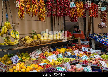 Neapel, Sorrent, Italien - 10 August, 2015: Blick auf die Stadt Sorrent. Obst und Gemüse auf der Straße verkauft. Stockfoto