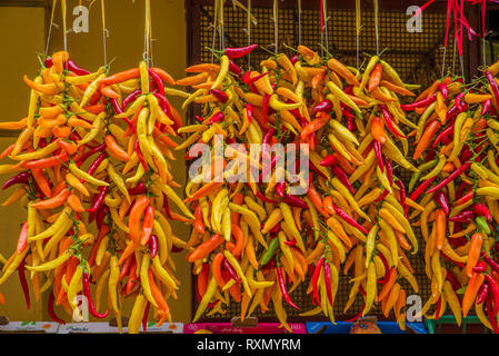 Neapel, Sorrent, Italien - 10 August, 2015: Blick auf die Stadt Sorrent. Viele bunte Peperoni hängen am Seil zum Verkauf. Stockfoto