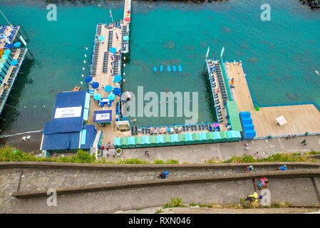 Neapel, Sorrent, Italien - 10 August 2015: ein Blick von oben auf die Strände von Sorrent. Ein Blick auf die Küste mit dem Strand. Stockfoto