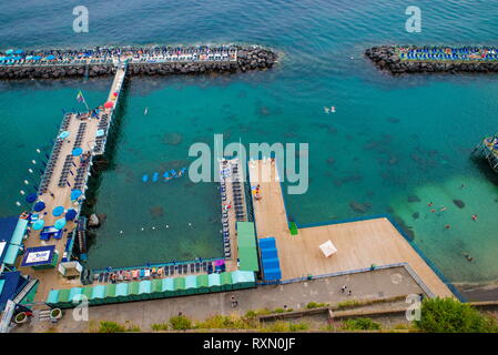 Neapel, Sorrent, Italien - 10 August 2015: ein Blick von oben auf die Strände von Sorrent. Ein Strand Gehweg aus Holz und Metall Geländer. Stockfoto