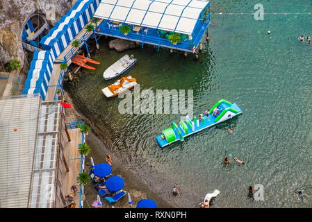 Neapel, Sorrent, Italien - 10 August 2015: ein Blick von oben auf die Strände von Sorrent. Spielen die Kinder auf einer Wasserrutsche. Stockfoto