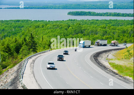 Trans-Canada Highway westlich von Nipigon, Ontario mit Lake Superior im Hintergrund, Kanada Stockfoto