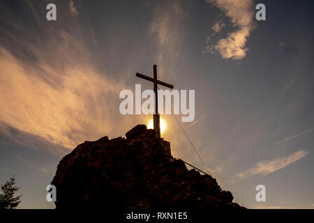 Gipfelkreuz mit Sonne am Silberberg in Bodenmais im Bayerischen Wald. Stockfoto