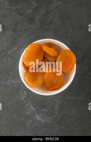 Köstliche Aprikosen in eine Schüssel, Ansicht von oben. Getrocknete Früchte, wie gesundes Essen. Soft Focus mit Platz kopieren. Stockfoto