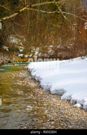 Schneereiche Winter Fluss in Bayern, Reisen Reit im Winkl Stockfoto
