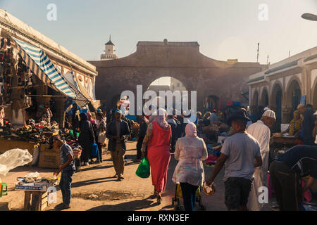 ESSAOUIRA, MAROKKO - 18. NOVEMBER: traditionelle Souk mit wandern Menschen in der Medina von Essaouira. Die komplette Altstadt von Essaouira. Stockfoto