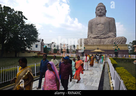 Hinduistische Pilger besuchen die 80 Fuß Buddha Statue in Bodh Gaya (Indien) Stockfoto