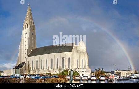 Reykjavik, Island, 24. Februar 2019: Kirche Hallgrimskirkja, Wahrzeichen der Stadt, aus dem Süden Westen gesehen, gegen eine teilweise blauer Himmel mit verschiedenen Stockfoto