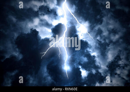 Blitzeinschlag auf den dunklen bewölkten Himmel. Stockfoto