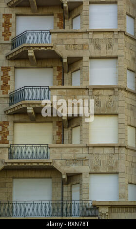 Schöne alte Gebäude mit Balkonen und geschlossene Rollläden, belgische Stadt Architektur Stockfoto