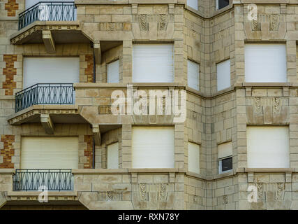 Moderner Apartmentkomplex im Vintage Style, Balkone mit geschlossenen Rollläden, schönen belgischen Architektur Stockfoto