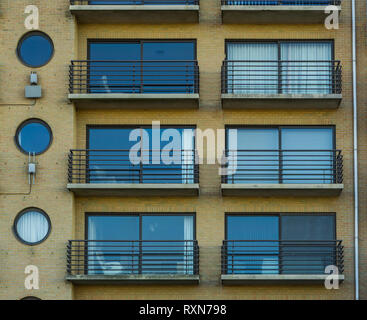 Belgische Apartments mit Fenstern und Balkonen, Stadt Architektur von Belgien Stockfoto