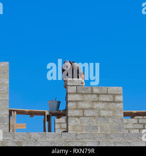 Die Builder baut die Wand des Hauses aus der Asche blockieren. Arbeiter auf der Baustelle Stockfoto