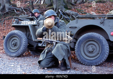 Ein WW2 Deutscher Soldat feuert eine Hand Panzerfaust (REENACTOR). Stockfoto