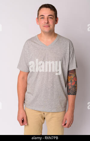 Portrait von stattlicher Mann mit Armen Tattoos Stockfoto