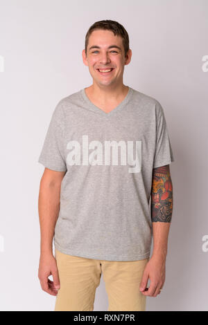 Portrait von Happy stattlicher Mann mit Armen Tattoos lächelnd Stockfoto