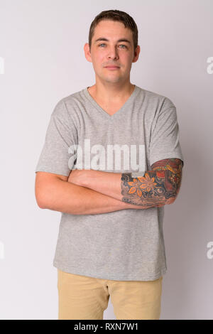 Portrait von stattlicher Mann mit Tätowierungen crossing Arms Stockfoto