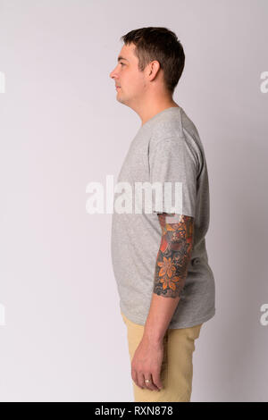 Profil anzeigen von stattlicher Mann mit Armen Tattoos Stockfoto