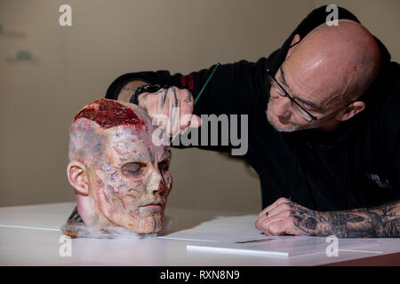 Vorschau auf der offiziellen The Walking Dead Immersive Kunst Galerie Ausstellungen beinhalten interaktive set Erholungen und prop Repliken, terrifying immersive Momente und preisgekrönte Fan Art, die für die Öffentlichkeit am 8. Februar und 9. in der Alten Truman Brauerei, Brick Lane. Mit: Atmosphäre, Wo: London, London, Großbritannien Wann: 07 Feb 2019 Credit: Tom Nicholson/PinPep/WENN.com Stockfoto